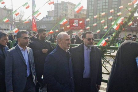 رئیس سازمان برنامه و بودجه همگام با مردم در جشن انقلاب حضور یافت رئیس سازمان برنامه و بودجه همگام با مردم در جشن انقلاب حضور یافت