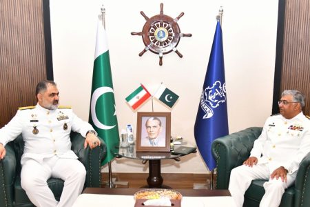 فرماندهان نیروی دریایی ایران و پاکستان بر گشایش روزنههای جدید همکاری تاکید کردند+فیلم فرماندهان نیروی دریایی ایران و پاکستان بر گشایش روزنههای جدید همکاری تاکید کردند+فیلم