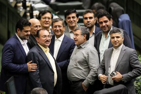 نماینده مجلس: با تغییر وزیر اقتصاد مشکلی حل نمیشود/ باید به دولت فرصت داد نماینده مجلس: با تغییر وزیر اقتصاد مشکلی حل نمیشود/ باید به دولت فرصت داد