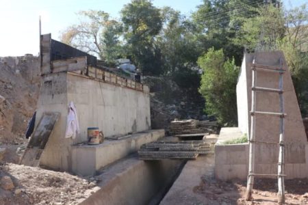 عملیات احداث پل ارتباطی منطقه ریل وی در حال اجرا می باشد