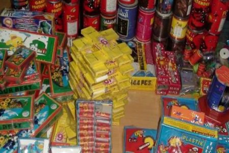 کشف بیش از ۱۰ هزار عدد مواد محترقه در مسجدسلیمان