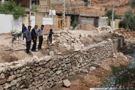 روند اجرای عملیات لایروبی و احداث دیوار حائل در محله نفتک با جدیت ادامه دارد