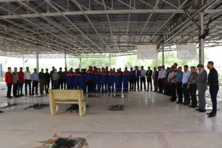 غبارروبی گلزار شهدا با حضور کارگران و مسئولان شهرداری مسجدسلیمان به مناسبت روز کارگر