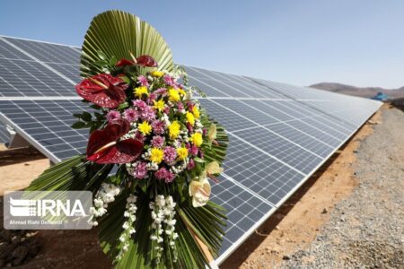 افتتاح نیروگاه خورشیدی ۱۲۵ کیلوواتی در قم