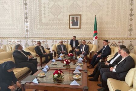 اکرمی برای شرکت در اجلاس سالانه بانک توسعه اسلامی به الجزایر سفر کرد اکرمی برای شرکت در اجلاس سالانه بانک توسعه اسلامی به الجزایر سفر کرد