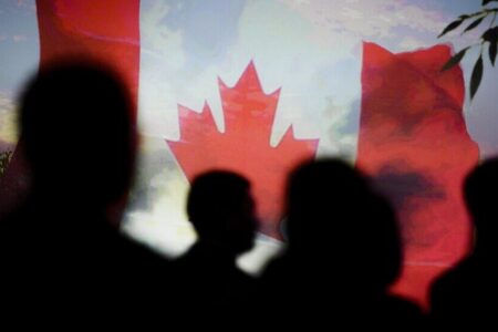 بلومبرگ: کانادا در مراحل اولیه رکود قرار دارد بلومبرگ: کانادا در مراحل اولیه رکود قرار دارد