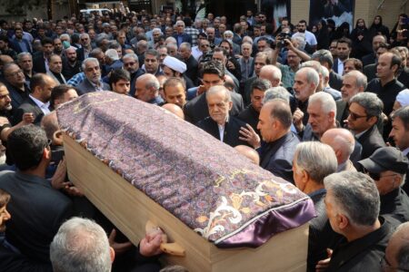 حضور سرزده رئیسجمهور در مراسم تشییع خیر مدرسه ساز حضور سرزده رئیسجمهور در مراسم تشییع خیر مدرسه ساز