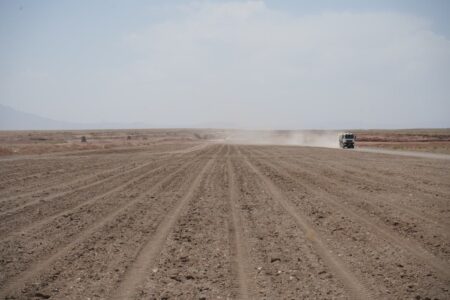 خاکبرداری باند پرواز فرودگاه بینالمللی قم آغاز شد خاکبرداری باند پرواز فرودگاه بینالمللی قم آغاز شد