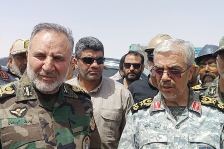 رییس ستاد کل نیروهای مسلح: دیوارکشی مرزهای شرقی کشور یکی از طرحهای بنیادی است رییس ستاد کل نیروهای مسلح: دیوارکشی مرزهای شرقی کشور یکی از طرحهای بنیادی است