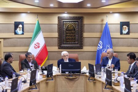 عارف: باید از تجارب علمی و فناوری سایر کشورها استفاده کرد عارف: باید از تجارب علمی و فناوری سایر کشورها استفاده کرد