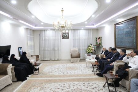معاون اول رئیس جمهور با خانواده‌ آیت‌الله شهید رئیسی دیدار کرد