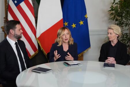 پیشبرد مذاکرات تجاری اتحادیه اروپا و آمریکا؛ هدف دیدار «ونس» با «ملونی» و «فون درلاین» پیشبرد مذاکرات تجاری اتحادیه اروپا و آمریکا؛ هدف دیدار «ونس» با «ملونی» و «فون درلاین»