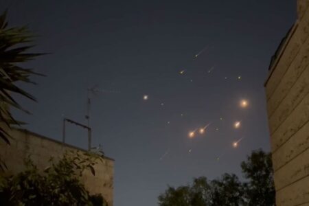 اجرای موج دوم حمله پهپادی-موشکی ایران به سرزمین های اشغالی/تل آویو و اشدود در آتش و هراس اجرای موج دوم حمله پهپادی-موشکی ایران به سرزمین های اشغالی/تل آویو و اشدود در آتش و هراس