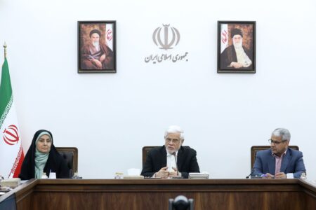 عارف: تکمیل، ساخت و توسعه طرحهای کریدوری منافع بزرگی برای کشور دارد عارف: تکمیل، ساخت و توسعه طرحهای کریدوری منافع بزرگی برای کشور دارد