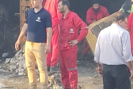 عملیات نفس‌گیر آتش‌نشانی مسجدسلیمان در مهار حریق کارگاه مبل‌سازی