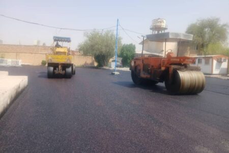 اجرای عملیات آسفالت محوطه مرکز بهداشت منطقه سالور توسط شهرداری مسجدسلیمان