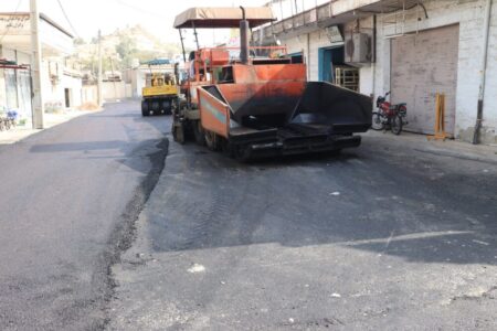 بازدید شهردار مسجدسلیمان از روند اجرای عملیات آسفالت معابر منطقه نمره یک