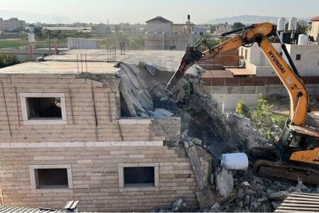 تخریب گسترده ساخت‌وسازهای غیرمجاز در رباط‌کریم؛ ۲۰ هکتار زمین آزاد شد