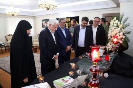 عارف با خانواده فرماندهان و دانشمندان شهید در جنگ ۱۲ روزه دیدار کرد عارف با خانواده فرماندهان و دانشمندان شهید در جنگ ۱۲ روزه دیدار کرد