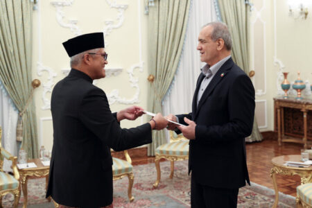 تبدیل کشورهای اسلامی به ید واحده در گرو گسترش روابط همه جانبه آنهاست تبدیل کشورهای اسلامی به ید واحده در گرو گسترش روابط همه جانبه آنهاست