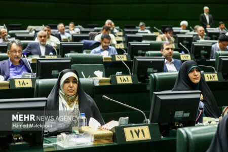 جمعی از نمایندگان مجلس: از ورشکستگی داروخانه‌ها جلوگیری شود