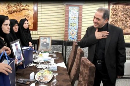 دیدار امیر صباحیفرد با خانواده شهدای جنگ ۱۲ روزه تحمیلی دیدار امیر صباحیفرد با خانواده شهدای جنگ ۱۲ روزه تحمیلی