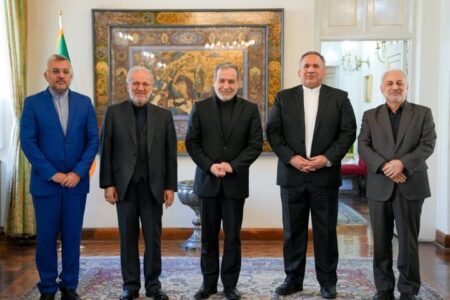 دیدار رئیس کمیسیون اقتصادی و کمیته دیپلماسی اقتصادی مجلس با عراقچی دیدار رئیس کمیسیون اقتصادی و کمیته دیپلماسی اقتصادی مجلس با عراقچی